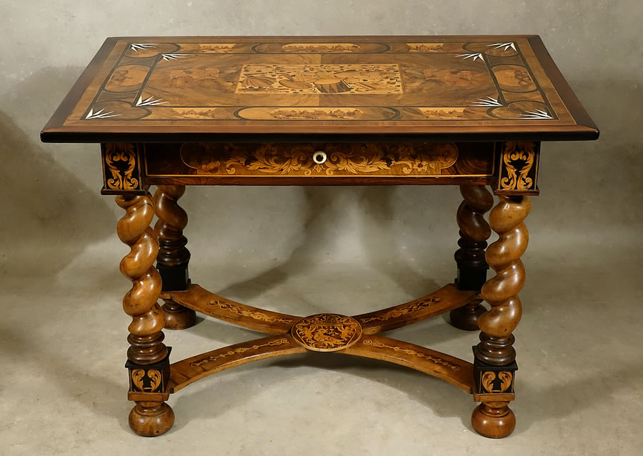 Table Louis XIV en marqueterie Augsbourg  Innsbruck Tyrol XVIIe si&egrave;cle